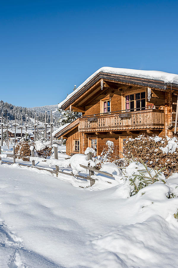 Almlust Chalet im tief verschneiten Winterpanorama